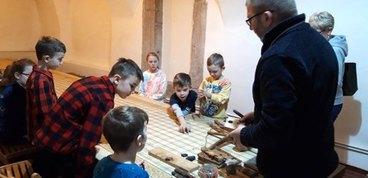 Pradziejowe techniki rozpalania ognia w Muzeum Ziemi Wieluńskiej