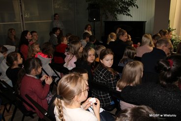 „Dwie takie same śnieżynki” - 170 osób obejrzało wydarzenie kończące ferie w wieluńskiej bibliotece