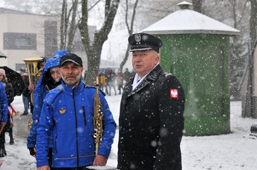 W padającym śniegu defilowali w piątek uczniowie klasy OPW z II LO w Wieluniu. Oddano hołd Powstańcom 1863 roku