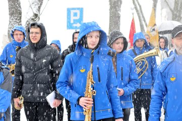 W padającym śniegu defilowali w piątek uczniowie klasy OPW z II LO w Wieluniu. Oddano hołd Powstańcom 1863 roku
