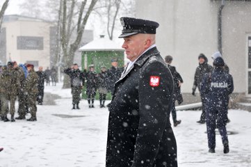 W padającym śniegu defilowali w piątek uczniowie klasy OPW z II LO w Wieluniu. Oddano hołd Powstańcom 1863 roku
