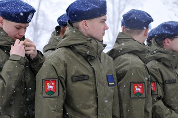 W padającym śniegu defilowali w piątek uczniowie klasy OPW z II LO w Wieluniu. Oddano hołd Powstańcom 1863 roku