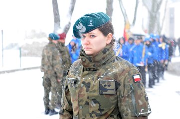 W padającym śniegu defilowali w piątek uczniowie klasy OPW z II LO w Wieluniu. Oddano hołd Powstańcom 1863 roku
