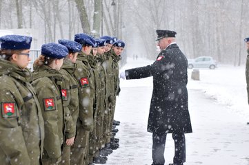 W padającym śniegu defilowali w piątek uczniowie klasy OPW z II LO w Wieluniu. Oddano hołd Powstańcom 1863 roku