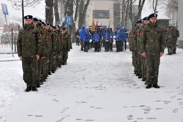 W padającym śniegu defilowali w piątek uczniowie klasy OPW z II LO w Wieluniu. Oddano hołd Powstańcom 1863 roku