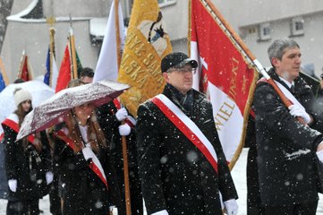 W padającym śniegu defilowali w piątek uczniowie klasy OPW z II LO w Wieluniu. Oddano hołd Powstańcom 1863 roku