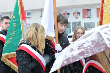 W padającym śniegu defilowali w piątek uczniowie klasy OPW z II LO w Wieluniu. Oddano hołd Powstańcom 1863 roku