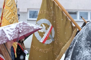 W padającym śniegu defilowali w piątek uczniowie klasy OPW z II LO w Wieluniu. Oddano hołd Powstańcom 1863 roku