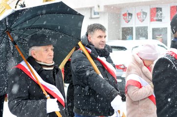 W padającym śniegu defilowali w piątek uczniowie klasy OPW z II LO w Wieluniu. Oddano hołd Powstańcom 1863 roku