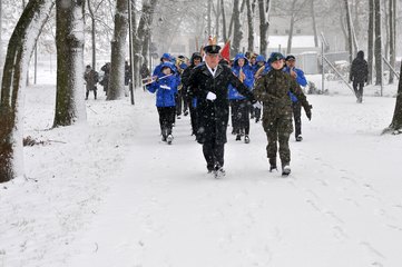 W padającym śniegu defilowali w piątek uczniowie klasy OPW z II LO w Wieluniu. Oddano hołd Powstańcom 1863 roku