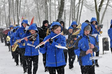 W padającym śniegu defilowali w piątek uczniowie klasy OPW z II LO w Wieluniu. Oddano hołd Powstańcom 1863 roku