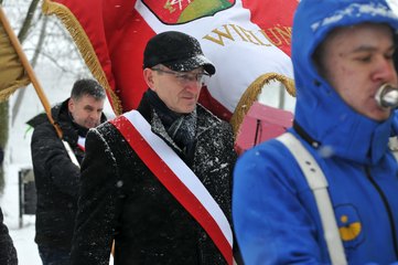 W padającym śniegu defilowali w piątek uczniowie klasy OPW z II LO w Wieluniu. Oddano hołd Powstańcom 1863 roku