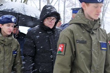 W padającym śniegu defilowali w piątek uczniowie klasy OPW z II LO w Wieluniu. Oddano hołd Powstańcom 1863 roku