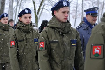 W padającym śniegu defilowali w piątek uczniowie klasy OPW z II LO w Wieluniu. Oddano hołd Powstańcom 1863 roku