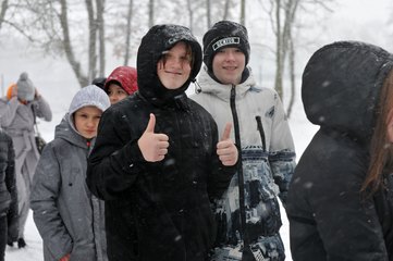 W padającym śniegu defilowali w piątek uczniowie klasy OPW z II LO w Wieluniu. Oddano hołd Powstańcom 1863 roku
