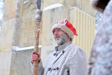 W padającym śniegu defilowali w piątek uczniowie klasy OPW z II LO w Wieluniu. Oddano hołd Powstańcom 1863 roku