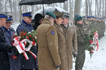 W padającym śniegu defilowali w piątek uczniowie klasy OPW z II LO w Wieluniu. Oddano hołd Powstańcom 1863 roku
