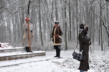 W padającym śniegu defilowali w piątek uczniowie klasy OPW z II LO w Wieluniu. Oddano hołd Powstańcom 1863 roku