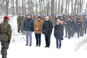 W padającym śniegu defilowali w piątek uczniowie klasy OPW z II LO w Wieluniu. Oddano hołd Powstańcom 1863 roku