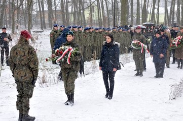 W padającym śniegu defilowali w piątek uczniowie klasy OPW z II LO w Wieluniu. Oddano hołd Powstańcom 1863 roku