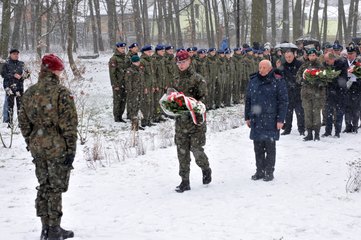 W padającym śniegu defilowali w piątek uczniowie klasy OPW z II LO w Wieluniu. Oddano hołd Powstańcom 1863 roku
