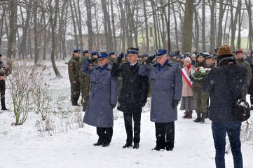 W padającym śniegu defilowali w piątek uczniowie klasy OPW z II LO w Wieluniu. Oddano hołd Powstańcom 1863 roku