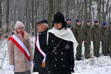 W padającym śniegu defilowali w piątek uczniowie klasy OPW z II LO w Wieluniu. Oddano hołd Powstańcom 1863 roku