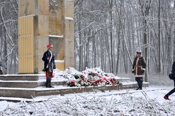 W padającym śniegu defilowali w piątek uczniowie klasy OPW z II LO w Wieluniu. Oddano hołd Powstańcom 1863 roku