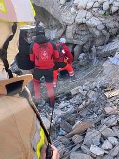 Turcja/Syria: Nieprawdopodobne! Ekipa w skład której wchodzą członkowie OSP w Wieruszowie wyciągnęła spod gruzów żywą 4-latkę