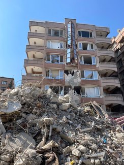 Turcja/Syria: Nieprawdopodobne! Ekipa w skład której wchodzą członkowie OSP w Wieruszowie wyciągnęła spod gruzów żywą 4-latkę