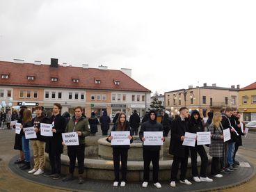 Happening przeciwko wojnie w Ukrainie na placu Legionów w Wieluniu - dziś mija rok od rosyjskiej inwazji na ten kraj