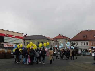Happening przeciwko wojnie w Ukrainie na placu Legionów w Wieluniu - dziś mija rok od rosyjskiej inwazji na ten kraj