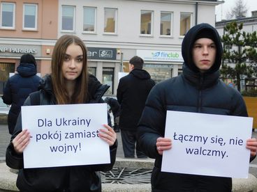 Happening przeciwko wojnie w Ukrainie na placu Legionów w Wieluniu - dziś mija rok od rosyjskiej inwazji na ten kraj