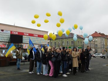 Happening przeciwko wojnie w Ukrainie na placu Legionów w Wieluniu - dziś mija rok od rosyjskiej inwazji na ten kraj