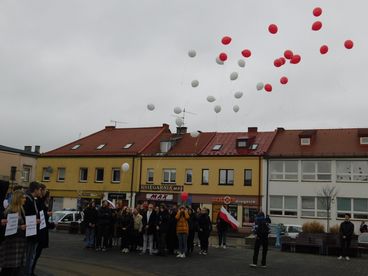 Happening przeciwko wojnie w Ukrainie na placu Legionów w Wieluniu - dziś mija rok od rosyjskiej inwazji na ten kraj