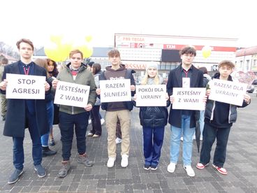 Happening przeciwko wojnie w Ukrainie na placu Legionów w Wieluniu - dziś mija rok od rosyjskiej inwazji na ten kraj