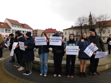 Happening przeciwko wojnie w Ukrainie na placu Legionów w Wieluniu - dziś mija rok od rosyjskiej inwazji na ten kraj