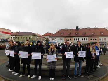 Happening przeciwko wojnie w Ukrainie na placu Legionów w Wieluniu - dziś mija rok od rosyjskiej inwazji na ten kraj