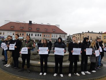 Happening przeciwko wojnie w Ukrainie na placu Legionów w Wieluniu - dziś mija rok od rosyjskiej inwazji na ten kraj