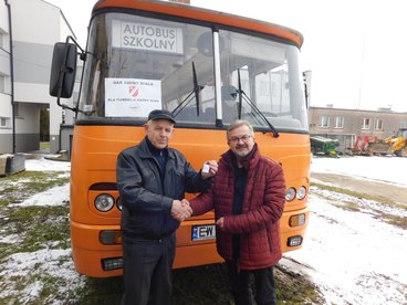 Gmina Biała przekazała łódzkiej Fundacji Happy Kids autobus, który przyda się do pomagania małym Ukraińcom
