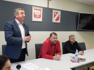 Gmina Biała przekazała łódzkiej Fundacji Happy Kids autobus, który przyda się do pomagania małym Ukraińcom