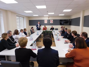 Gmina Biała przekazała łódzkiej Fundacji Happy Kids autobus, który przyda się do pomagania małym Ukraińcom