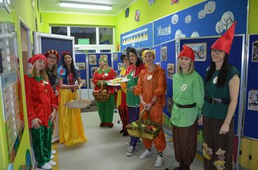 Królewna Śnieżka, „zaczarowane jabłka” i mnóstwo zabaw na „dniu otwartym” w Przedszkolu nr 2 w Wieluniu