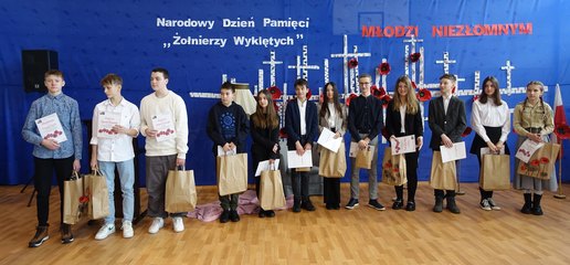 „Młodzi – Niezłomnym” – Dzień Patrona szkoły w Ostrówku