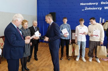 „Młodzi – Niezłomnym” – Dzień Patrona szkoły w Ostrówku