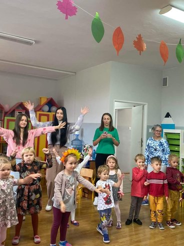 Wieruszowscy licealiści prowadza zajęcia dla przedszkolaków