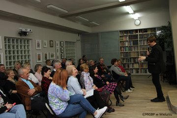 Spotkanie z Alkiem Rogzińskim w wieluńskiej bibliotece