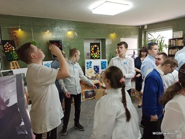 „Przez niebieskie okulary” - wernisaż wystawy uczniów Zespołu Szkół Specjalnych w Wieluniu
