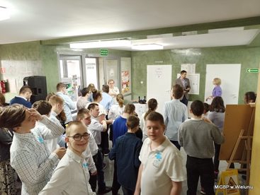„Przez niebieskie okulary” - wernisaż wystawy uczniów Zespołu Szkół Specjalnych w Wieluniu