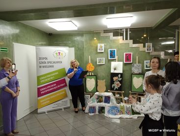 „Przez niebieskie okulary” - wernisaż wystawy uczniów Zespołu Szkół Specjalnych w Wieluniu